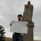 В Уральске парень вышел с пустым плакатом. Его задержали