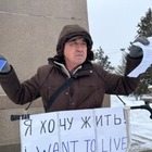 Пенсионер провел одиночный пикет в центре Уральска, требуя социальных реформ