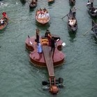 В Венеции спустили на воду гигантскую скрипку
