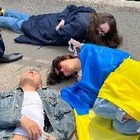 В память о Буче: Алматинцы связали себе руки перед консульством РФ