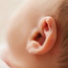 Ученые разработали слуховой аппарат ценой в 1 доллар