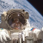 Два человека выйдут в открытый космос. Оба не космонавты