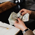 Нацбанк установил время работы банков и обменников во время карантина
