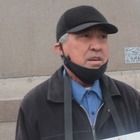 У здания Nur Otan в Уральске мужчина требовал снизить пенсионный возраст. Его задержали