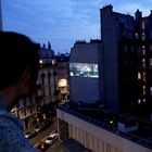 Кино с балкона: Парижский кинотеатр показывает фильмы на стене соседнего дома