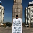 Активист Асхат Жексебаев уже больше недели проводит пикеты за свободу политзаключенных