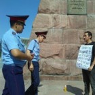 Поэта Рамиля Ниязова задержали полицейские. Его увезли в Медеуский отдел полиции