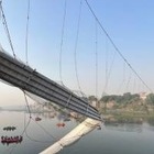 В результате обрушения пешеходного моста в Индии погибло более 140 человек