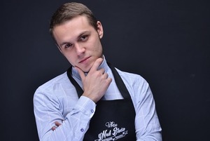 Косметолог, мастер маникюра и бухгалтер: Казахстанцы в стереотипно женских профессиях