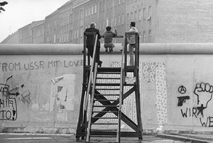 Спектакль «Зовите меня Джордж», открытие немецкой фотовыставки и показ фильма «Одинокий мужчина»