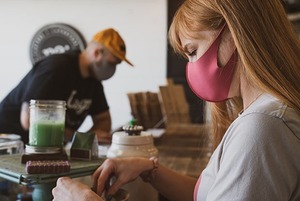 Омикрон: Насколько он заразен и поможет ли вакцинация?