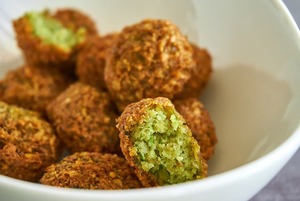 Как котлеты, но без мяса: Где есть фалафель в Алматы