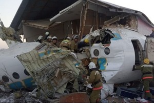 «Люди просят скорую, она не едет»: Очевидцы о крушении самолета Bek Air