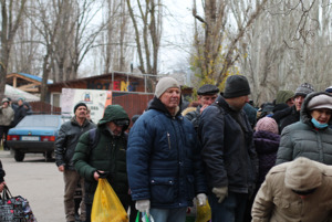 «Стали как местные, которые свыклись со звуками взрывов»: Как казахстанские врачи помогают украинцам