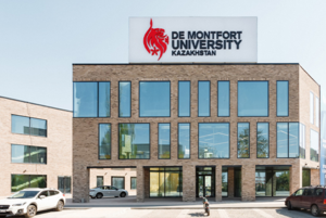 Я учусь в De Montfort University Kazakhstan