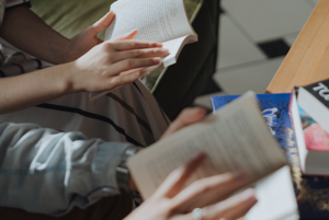 Книжные клубы Алматы: Где и с кем читать книги
