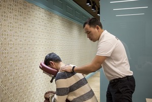 Chairmassage: Как семейная пара запустила первый в Алматы сервис массажа с выездом в офис